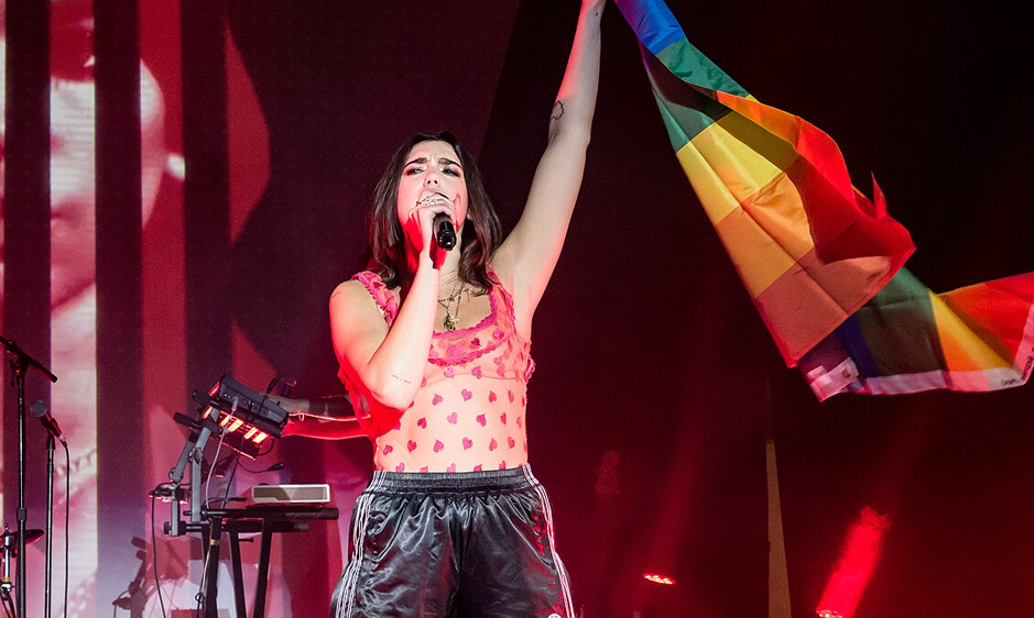 Photo by Justin Higuchi from Los Angeles, CA, USA - Dua Lipa 02/12/2018 #29 via https://en.wikipedia.org/wiki/Dua_Lipa#/media/File:Dua_Lipa_02_12_2018_-29_(39056163950).jpg