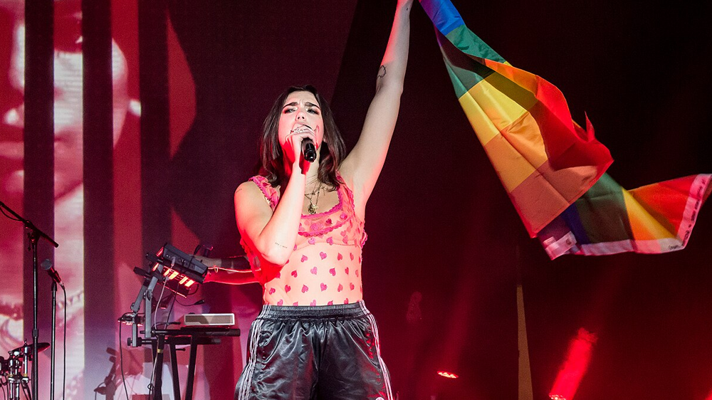 Photo by Justin Higuchi from Los Angeles, CA, USA - Dua Lipa 02/12/2018 #29 via https://en.wikipedia.org/wiki/Dua_Lipa#/media/File:Dua_Lipa_02_12_2018_-29_(39056163950).jpg